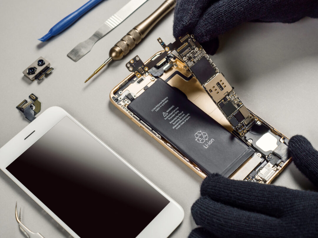 Technician,Or,Engineer,Disassembling,Components,Broken,Smartphone,And,Take,Off