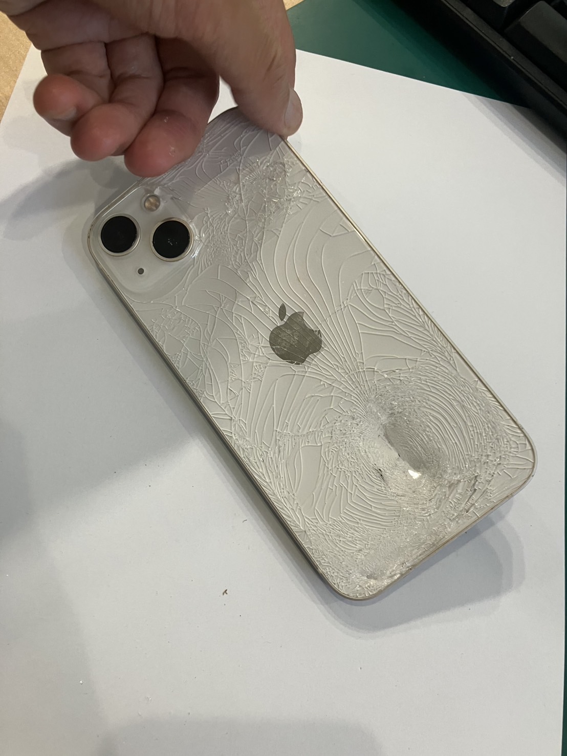 iPhone 13 画面交換修理(重度)＋バッテリー交換修理 - スマホラボ 